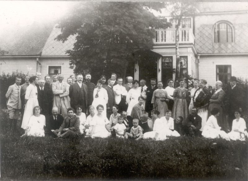 Foto. Seltskond Taebla mõisahoone taustal. Sh. Ants Laikmaa valges riietuses käed risti rinnal, tema kõrval arhitekt Artur Perna. 1923.