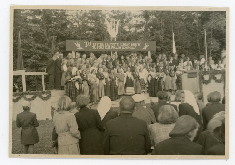 Foto. Laulukoorid laval esinemas Märjamaa Laulupäeval 1949.