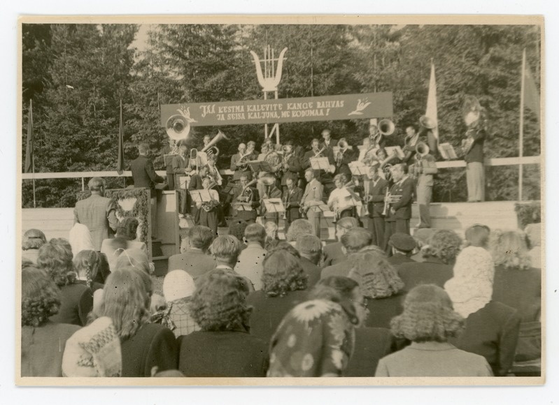 Foto. Puhkpilliorkestrid esinemas Märjamaa laulupäeval 1949.
