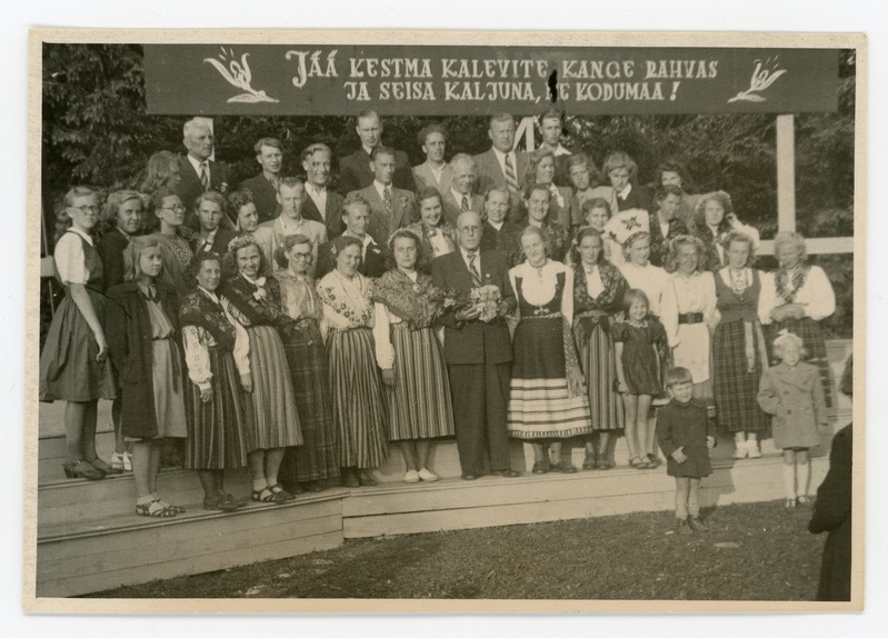 Foto. Märjamaa laulukoor esinemas 1949. aastal Märjamaa laulupäeval.