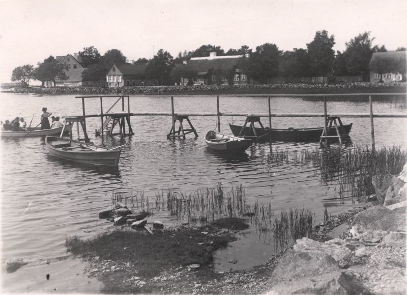 Foto. Haapsalu Õhtu Kallas. Esiplaanil paadisild Paralepaga ühendust pidavatele paatidele. Foto ca 1910.