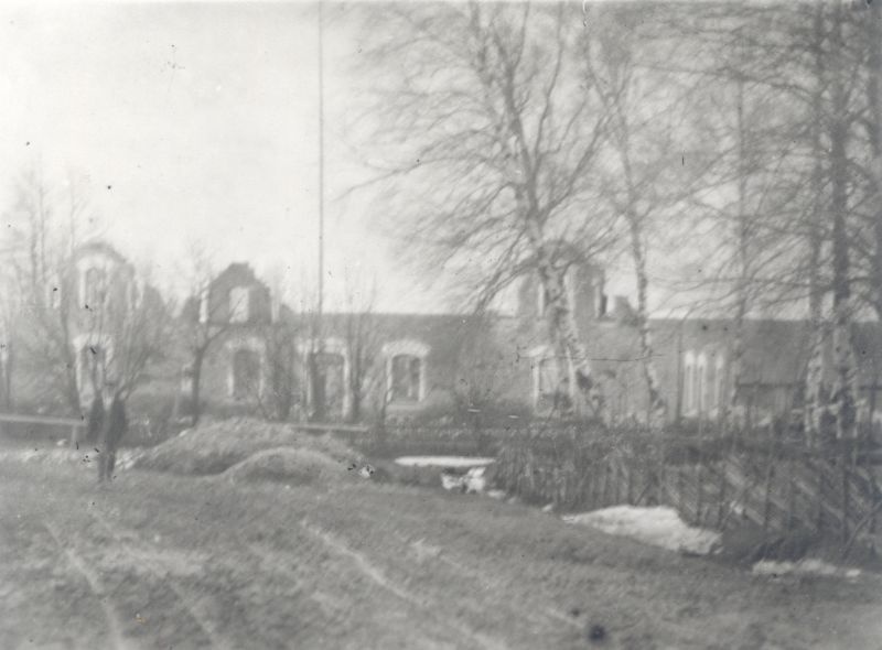 Foto. Vigala vallamaja varemed pärast mahapõletamist 16.01.1906.
