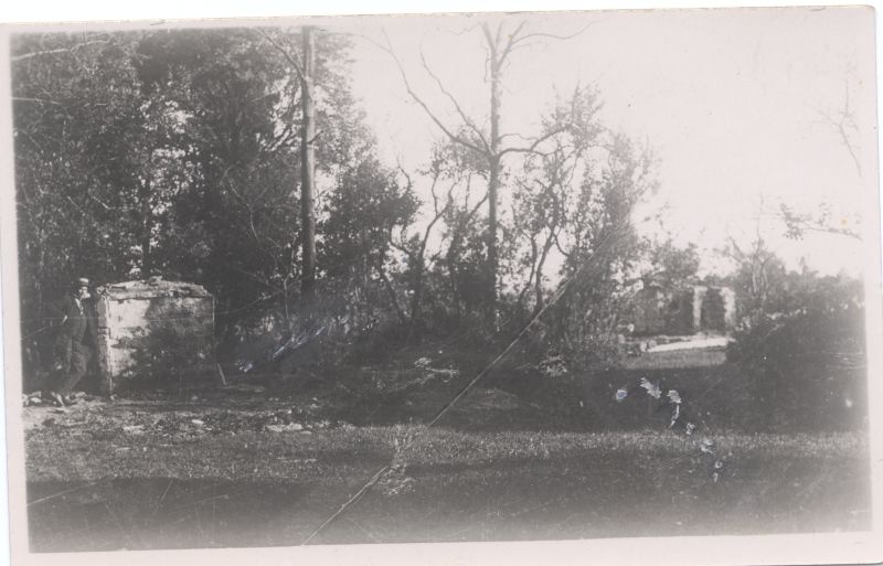 Foto. Aitsamaa talu varemed Vigalas Sääla külas 1906. a. suvel. Ahju varemetele toetub noor Mihkel Aitsam.