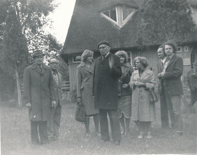 Foto. Mõned kunstipäevast osavõtnud A.Laikmaa majamuuseumi ees. Foto T.Kempi.  similar photo