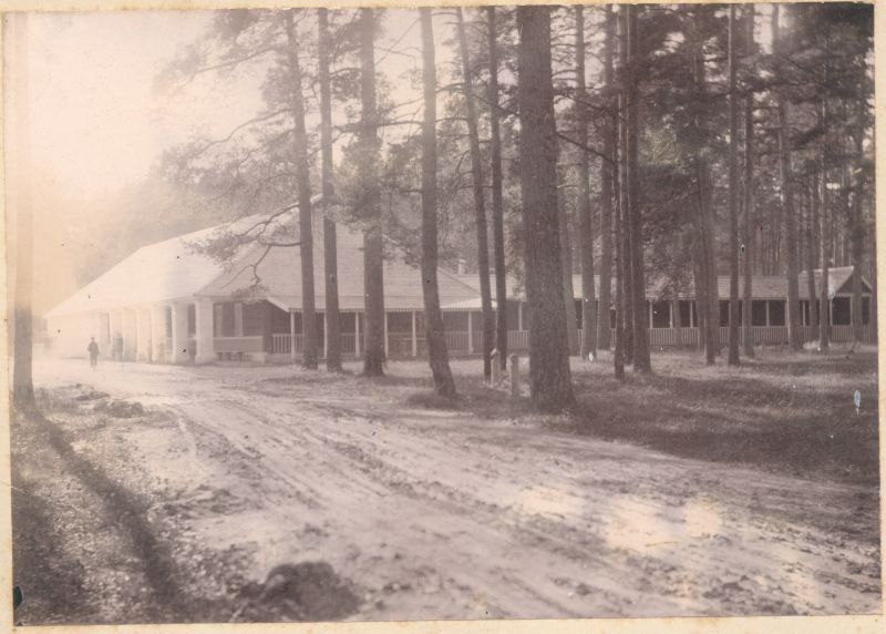 Foto. Kiltsi Paralepa kõrtsihoone. Esiplaanil porine sõidutee. Kõrtsi kõrval seisab mees. u 1900.