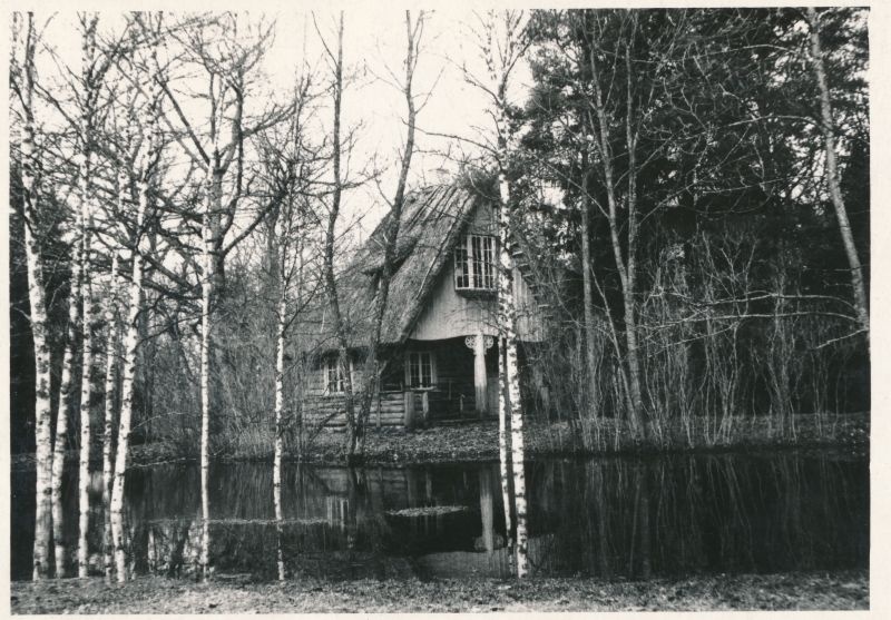 Foto. A. Laikmaa majamuuseum Taeblas. Vaade suvemajale pargis 1966. a.  kevadel. Foto: R. Kalk