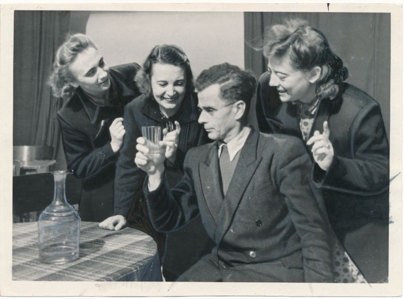 Foto. Haapsalu Kultuurimaja kunstilisest isetegevusest osavõtjad proovil. 1953. Fotogr. J. Vatseri. ETA.