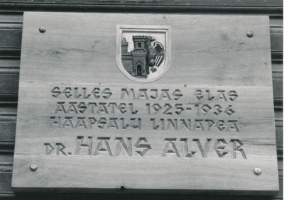 Foto. 27.augustil 1988.aastal kell 19.00 avati Hapsalus Lembitu tn 9 mälestustahvel endiselel linnapeale Hans Alverile.
Fotol mälestustahvel.
Foto: Elmar Ambos.  similar photo
