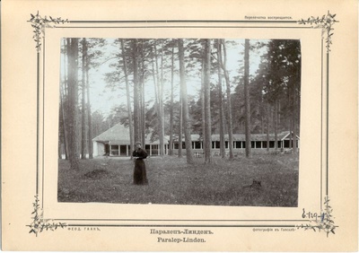 Foto. Ungru-Paralepa kõrtsi hoone männimetsas. Esiplaanil seismas naine pikas tualetis. u 1900. Foto Th. Haack.  duplicate photo