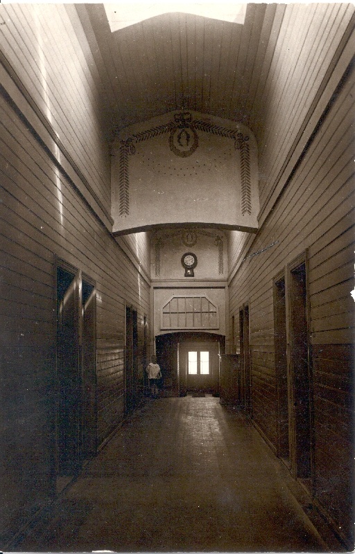 Foto. Dr. Arronet ja Co suplusasutuse koridori vaade. Tagaplaanil väike poiss. 1930. aastad.