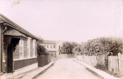 Foto. Vaade Bergfeldti supelasutusele piki Väike-Liiva tänavat. u 1890.  similar photo