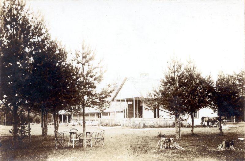 Foto. Paralepa kõrtsihoone. Esiplaanil laud toolidega mändide all. u 1890.