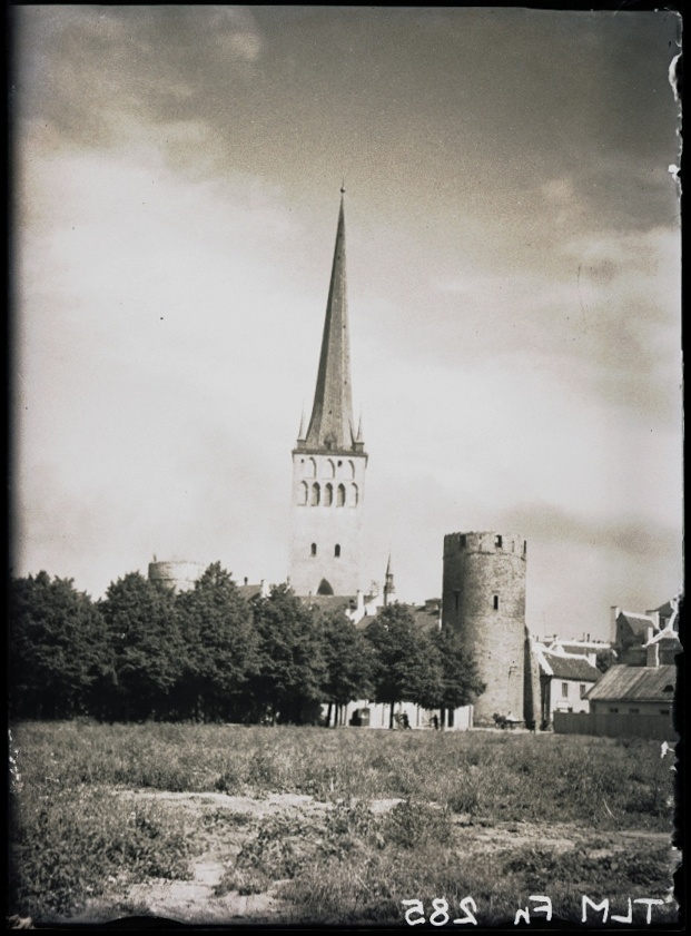 Tallinn, Oleviste kirik lääne poolt, Tornide väljakult.
