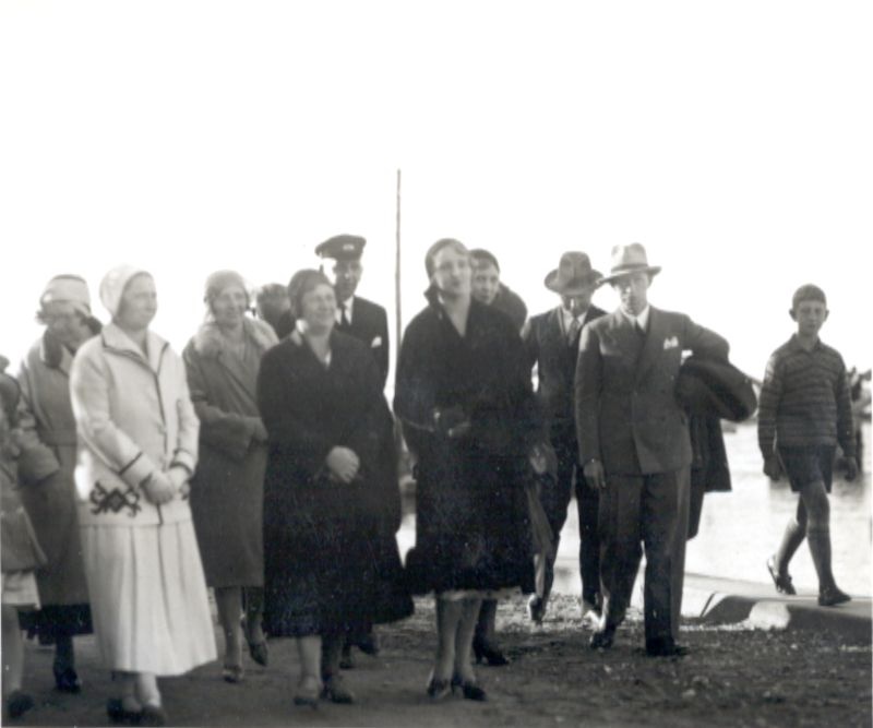 Foto. Miss Eesti 1931 Lilly Silberg külastamas Haapsalut 16.-24. juunil 1931.a. Promenaadil koos linnapea H. Alveri ja saatjatega. Linnavalitsuse album.