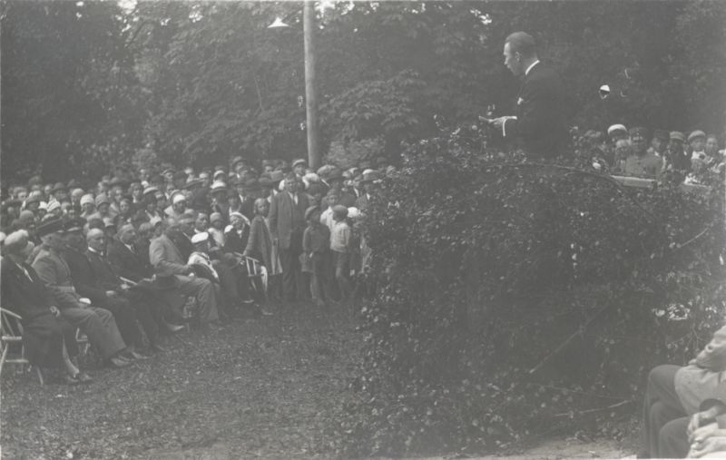 Foto. Haapsalu laulupäev 2. aug. 1931 Lossipargis. Kõnepuldis linnapea Hans Alver. Linnavalitsuse album.