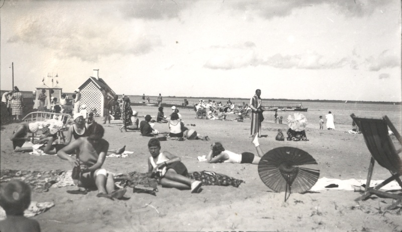 Foto. Suvitajad Aafrika rannas päevitamas. 1930nd. Linnavalitsuse album.