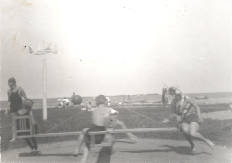 Foto. Suvelõbud Aafrika rannas - sõit karusselliga. 1930nd. Linnavalitsuse album.