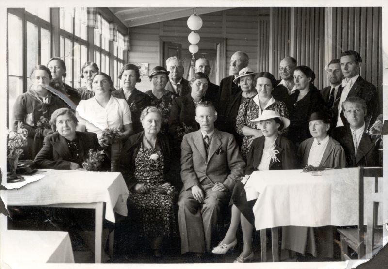 Foto. Dr. Hans Alver patsientidega linna mudaravilas. Linnavalitsuse album.