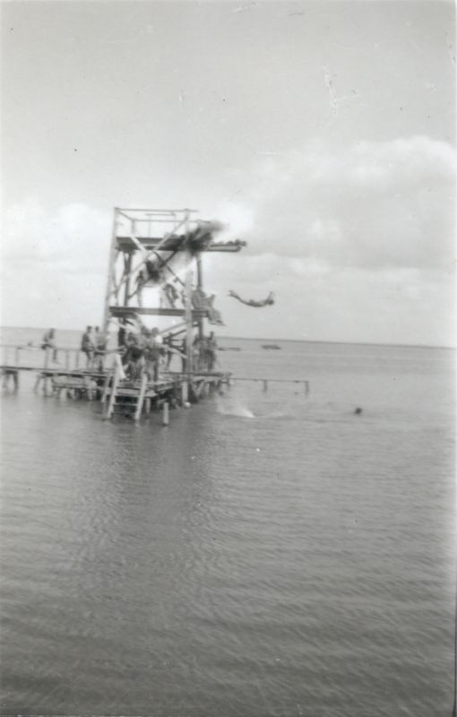 Foto. Haapsalu Aafrika supelranna hüppetorn vettehüppajaga. Linnavalitsuse album.