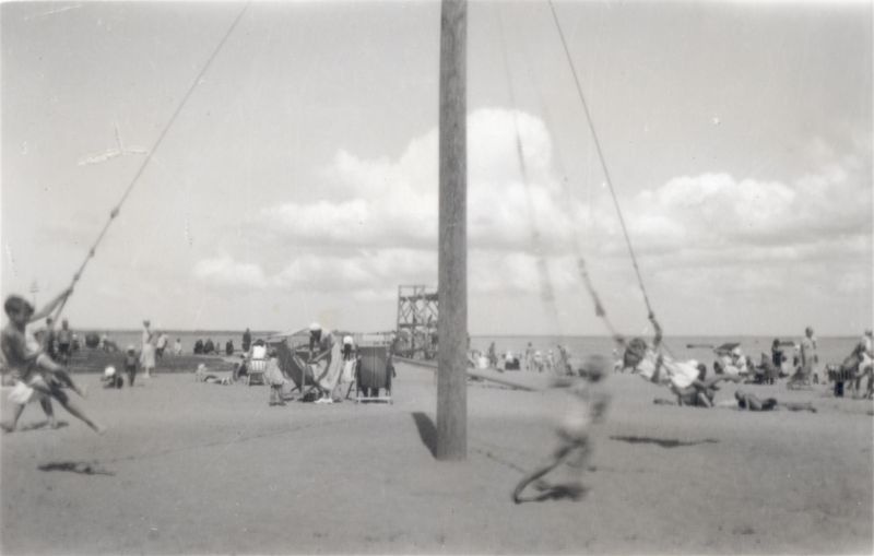 Foto. Haapsalu Aafrika supelranna rannaelu - nöörkarussell. Linnavalitsuse album.