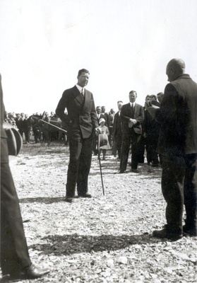 Foto. Rootsi kroonprints Gustav Adolfi külaskäik Läänemaale 3. juulil 1932. Kohtumine rahvaga. Linnavalitsuse album.  similar photo