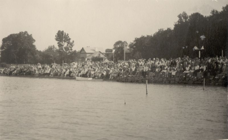 Foto. Pealtvaatajad Aafrika ranna kaldaäärsel. 1930nd. Linnavalitsuse album.