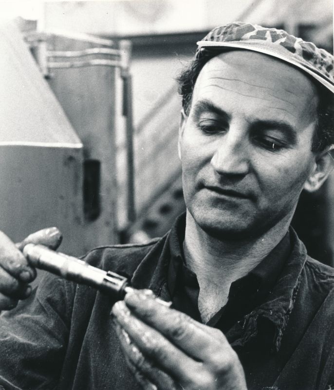 Foto. 1981.aasta NSV Liidu riikliku preemia laureaat, Tartu Aparaaditehase treimisautomaatide tööline Pavel Gorjunov. 1982.