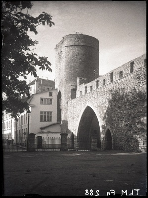 Tallinn, Köstritorn ja värav linnamüüris Kloostri tänava kohal.  duplicate photo