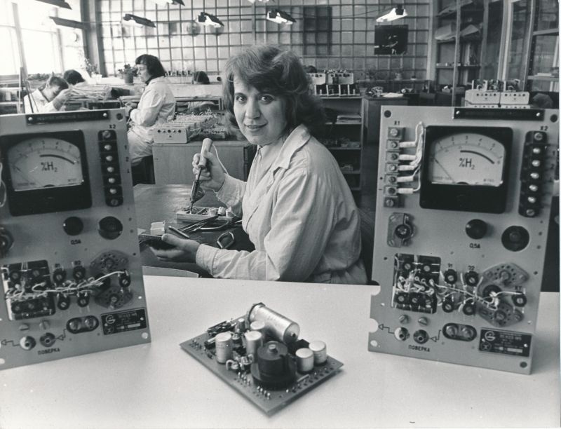 Foto. A. Veimeri nimelise Võru Gaasianalüsaatorite Tehase tootmisruumis. 1982.