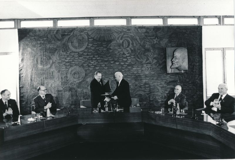 Foto. Eesti NSV ja Läti NSV töötajate 1982. a. sotsialistliku võistluse lepingule allakirjutamine.