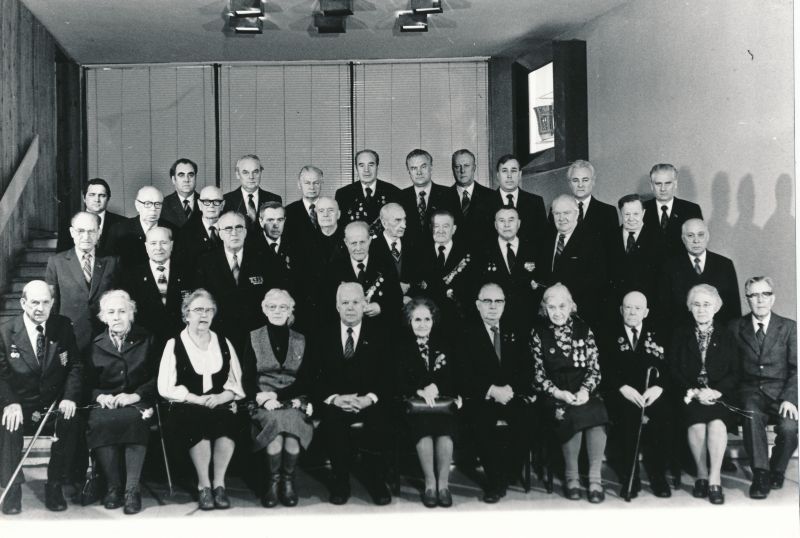 Foto. EKP Keskkomitee büroo liikmed ja liikmekandidaadid koos parteiveteranidega, kellele anti rinnamärk "50 aastat NLKP ridades".