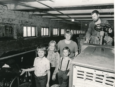 Foto. Perekonnafarm Tartu raj. Luunja sovhoosis, kus perekond Jürgenson hooldab 340 pullvasikat. 1983.  similar photo