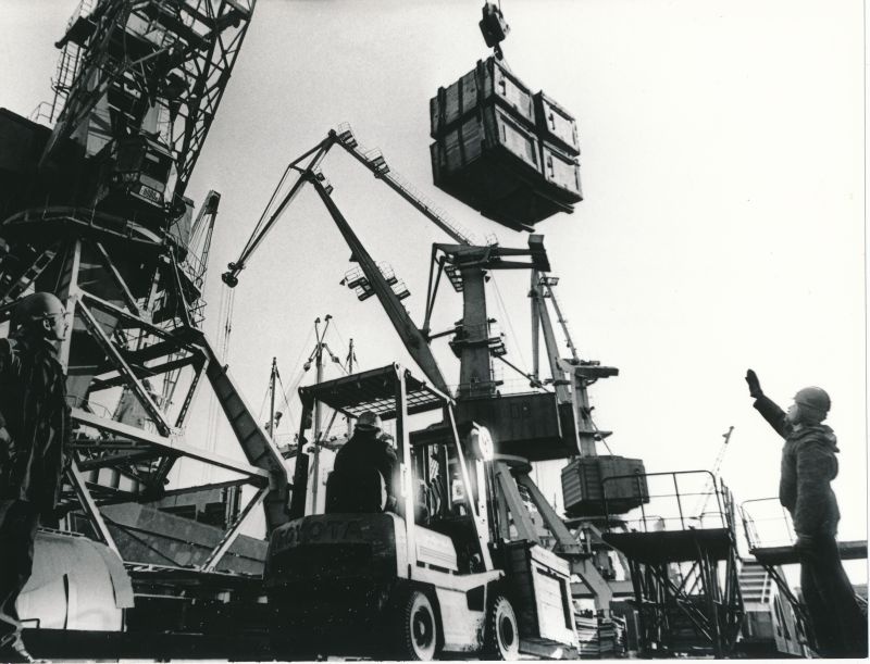 Foto. Seadmete laadimine laevale "Veera Lebedeva" Tallinna Merekaubasadamas. 1983.