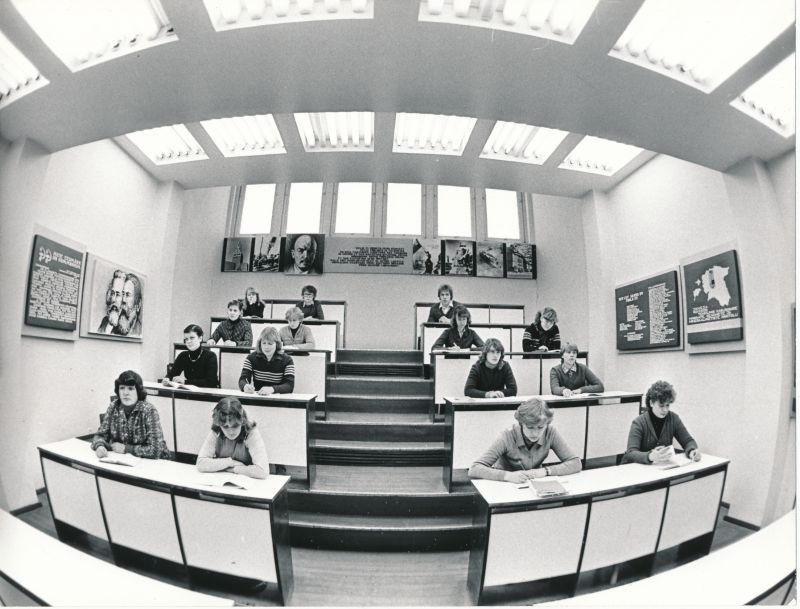 Foto. Jäneda sovhoostehnikumi ühiskonnaõpetuse auditooriumis. 1984.