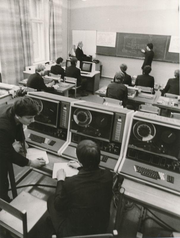 Foto. Kalinini rajooni koolidevahelise õppetootmiskombinaadi "Algoritmi" õppeklassis. 1984.