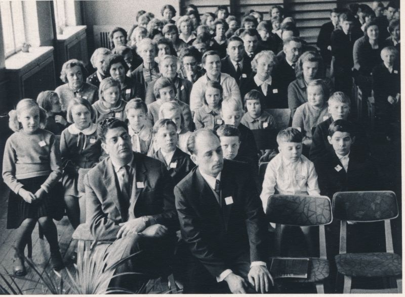 Foto. Ridala kooli 100.a.juubel 06.03.1966.a. Ees istuvad Grigori Joffe ja Lembitu Varblane.
Foto: Ilmarine Möldri.