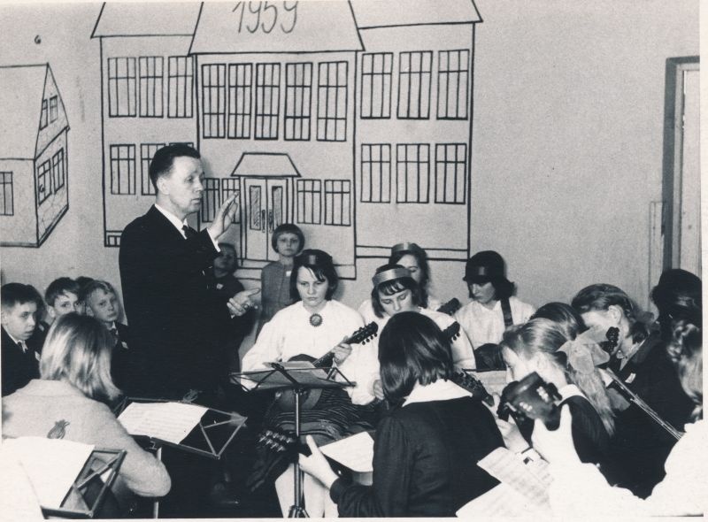 Foto. Ridala kooli 100.a.juubel 06.03.1966.a. Evald Tellas dirigeerimas.
Foto: Ilmarine Möldri.