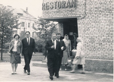 Foto. Haapsalu rajooni koolide direktorid külas Valga rajoonis 22.-24.mai 1966.a. Armilde Valge, Voldemar Pinn, Valdek Tooming ja Viktor Pöhl väljumas Võru restoranist.
Foto: Ilmarine Möldri.  similar photo