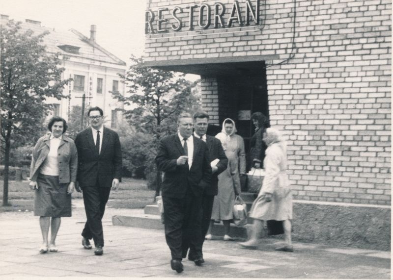 Foto. Haapsalu rajooni koolide direktorid külas Valga rajoonis 22.-24.mai 1966.a. Armilde Valge, Voldemar Pinn, Valdek Tooming ja Viktor Pöhl väljumas Võru restoranist.
Foto: Ilmarine Möldri.