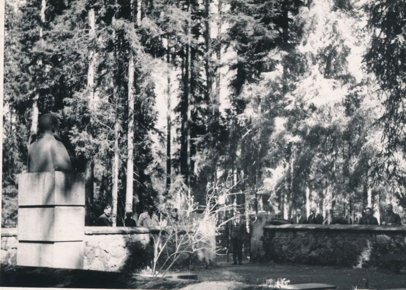 Foto. Haapsalu rajooni koolide direktorid külas Valga rajoonis 22.-24.mai 1966.a. Kurgjal, C.R. Jakobsoni talumuuseumis Jakobsonide perekonnakalmistul.
Foto: Ilmarine Möldri.