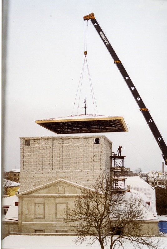 Kuressaare teatrimaja lavakupli paigaldamine