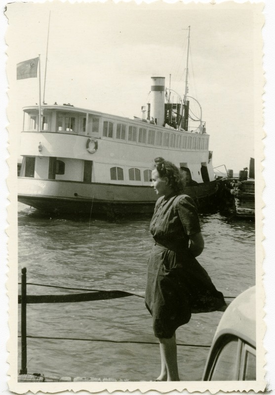 Elfriede Toomsalu praami taustal Virtsu sadamas