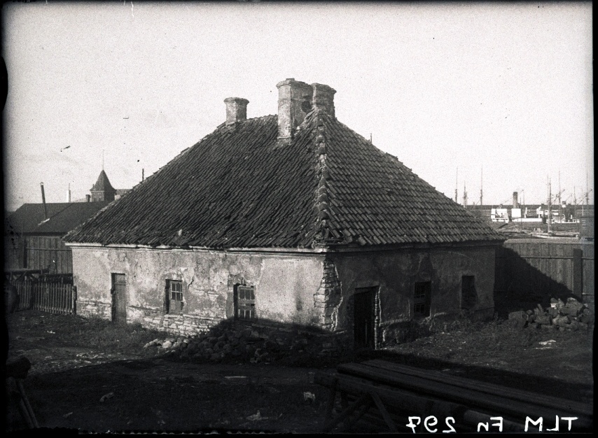 Tallinn, vana maja sadamas.