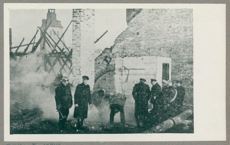 Tuletõrjujad Eesti Laenu Panga tulekahju kustutustöid lõpetamas