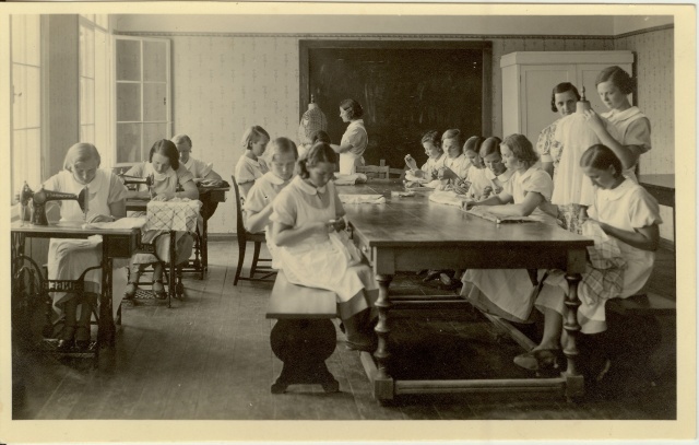 foto Kehtna Kõrgema Kodumajanduskooli  õmblusklass 1936-38