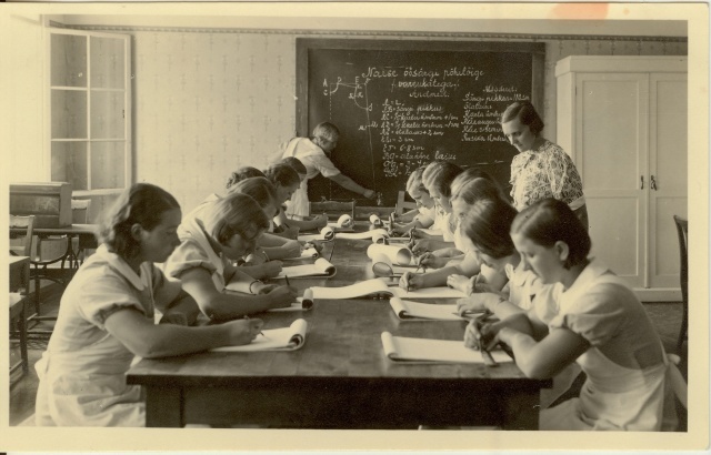 foto Kehtna Kõrgema Kodumajanduskooli  õppeklass 1936-38