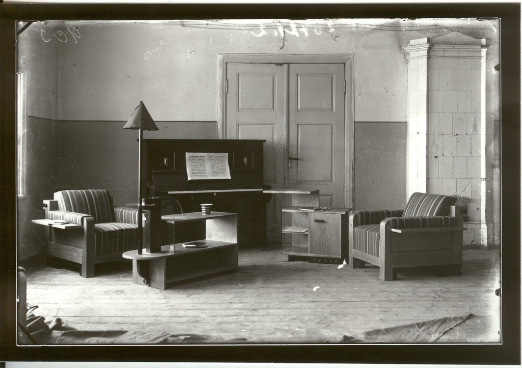 foto, August Roosilehe kavandi järgi valmistatud mööbel 1930-ndatel a.