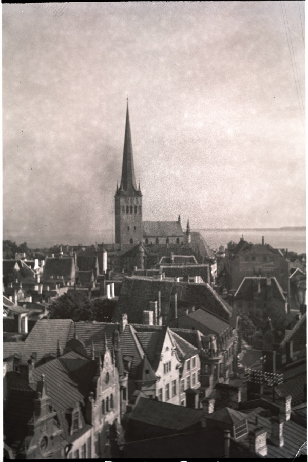 Tallinn, vaade Toompealt vanalinnale, taga Oleviste kirik.