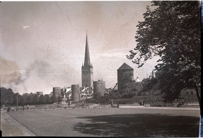 Tallinn, Tornide väljak, taga linnamüür ja Oleviste kirik.  duplicate photo