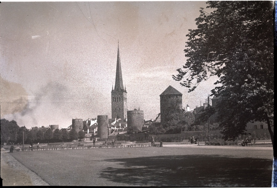 Tallinn, Tornide väljak, taga linnamüür ja Oleviste kirik.